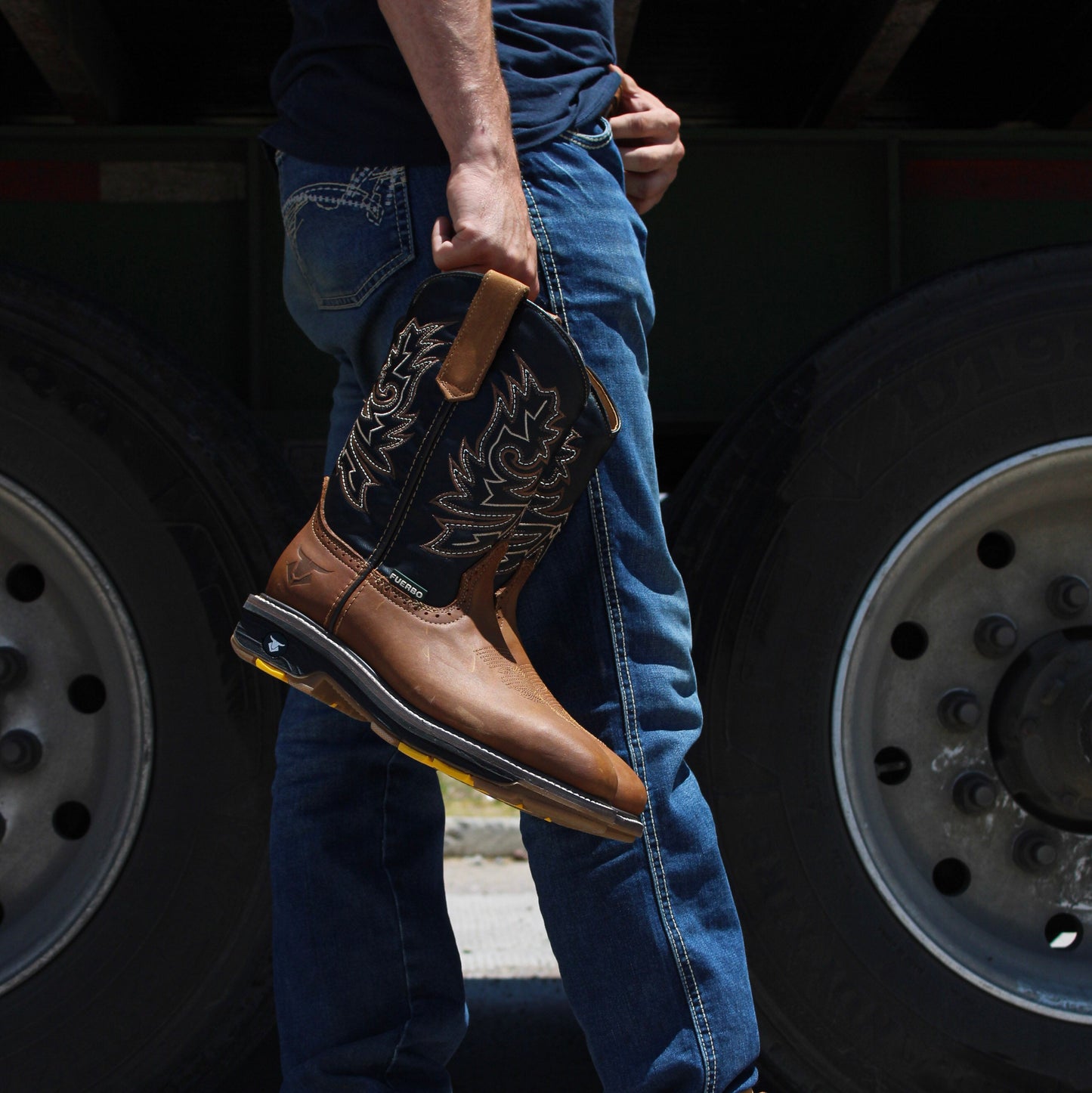 Fuerbo 5061 Mango Tan rodeo work boot lifestyle image handcrafted in León Guanajuato